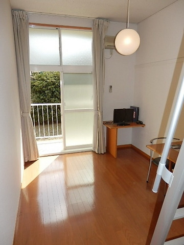 レオパレスフォレストの居間・リビング