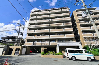 【外観】 | 安全に配慮されたオートロックマンションです♪室内ＴＶモニタ付インターホンで来訪者を確認できます。駐車場に空きがあるので車をお持ちの方でも安心ですね