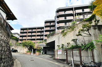 【外観】 | 緑が豊かで穏やかな環境のオートロックマンションです。敷地内駐車場に複数台空きがあるので車をお持ちの方でも安心です