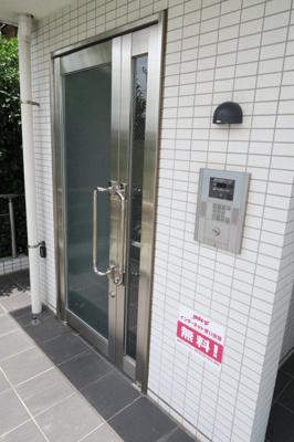 エントランスはオートロックです。