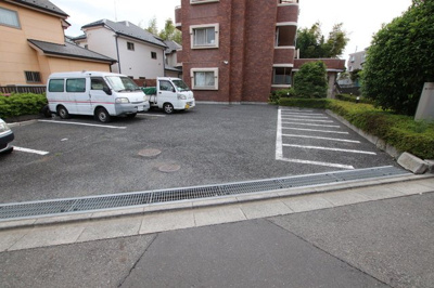 ★敷地内駐車場★（空き状況・使用料等詳細はご確認下さい）