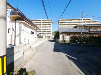 【前面道路含む現地写真】 | 東側道路　車の出入りは現況不可ですが、徒歩での出入りは可能です。
