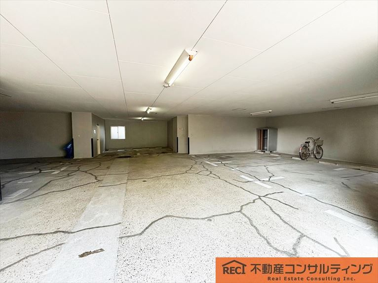 ユニハイム東灘の駐車場