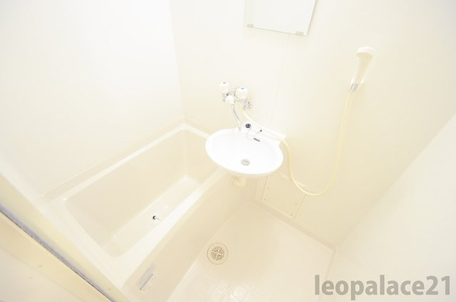 【浴室】 | レオパレス岩出上野 | コンパクトで使いやすいお風呂です