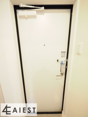 Ealing Apartmentの玄関