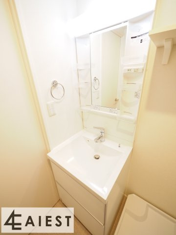 Ealing Apartmentの独立洗面台