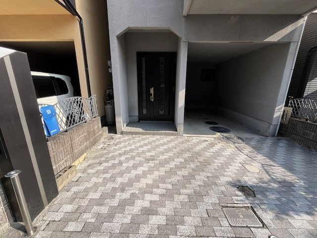 市町貸家のエントランス