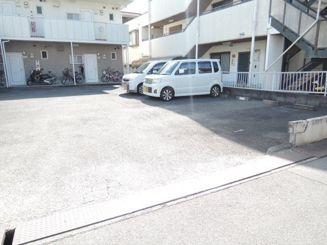宮之川原サンハイツの駐車場