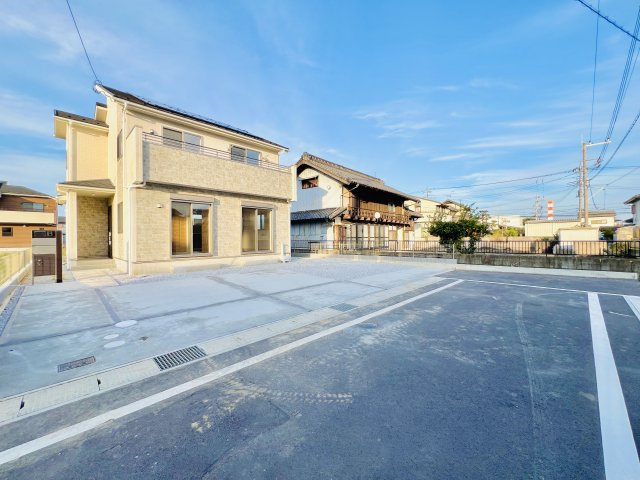 前橋市上新田町の前面道路含む現地写真|駐車スペースを確保しながらお庭のスペースも広々♪