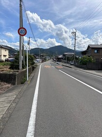 売土地の前面道路含む現地写真