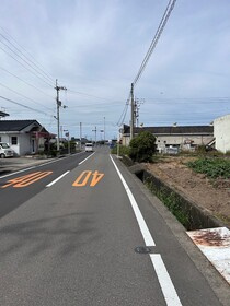 売土地の前面道路含む現地写真