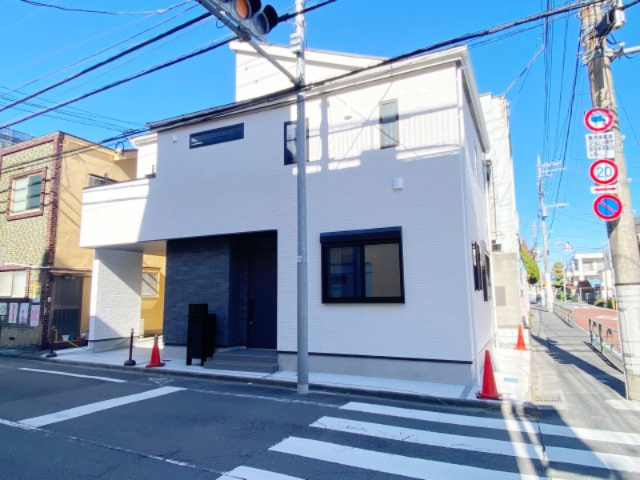 祝　成約済み　八王子市　元横山町　新築戸建ての外観|日当たり良好な角地の新築戸建てです。～仲介手数料無料☆八王子ひなた不動産～八王子市元横山町　新築戸建て