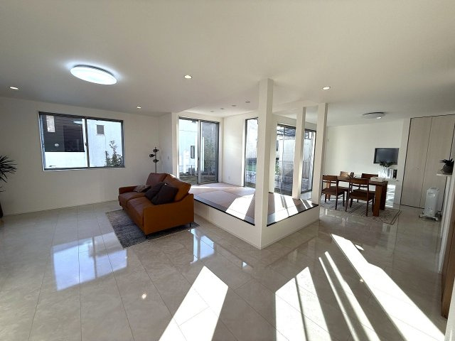 八王子市　散田町　新築未入居戸建ての居間・リビング|～27.5帖の開放的なLDK、家族団欒の時間をお過ごしいただけます～