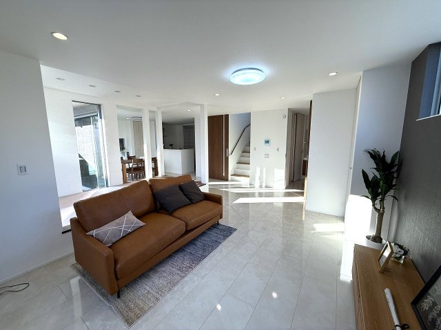 八王子市　散田町　新築未入居戸建ての居間・リビング|～27.5帖の開放的なLDK、家族団欒の時間をお過ごしいただけます～