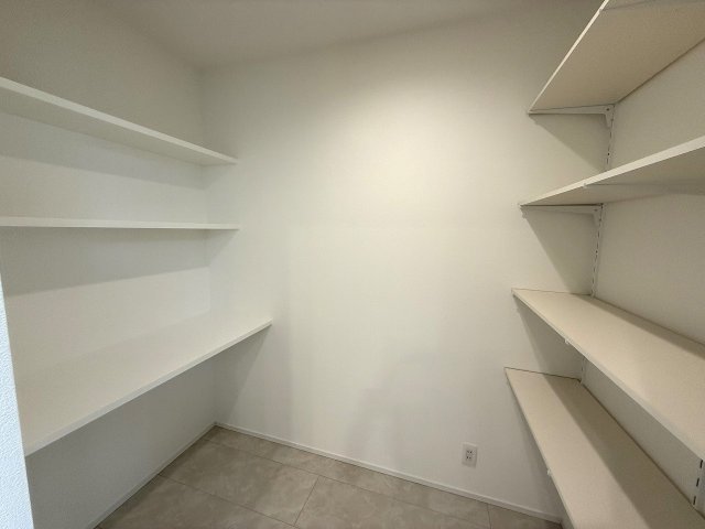 八王子市　散田町　新築未入居戸建ての収納|～大容量収納可能、可動棚付きのパントリー～