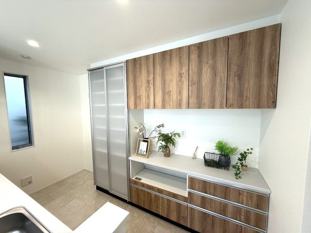 八王子市　散田町　新築未入居戸建てのキッチン|～キッチン背面には、備付けのカップボードがあります～