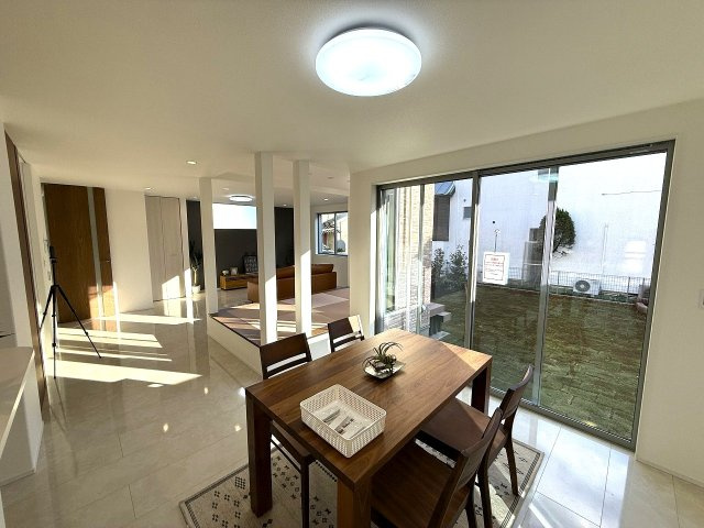 八王子市　散田町　新築未入居戸建ての居間・リビング|～27.5帖の開放的なLDK、家族団欒の時間をお過ごしいただけます～