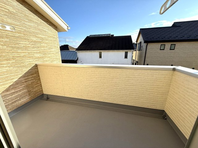 八王子市　散田町　新築未入居戸建てのバルコニー|～主寝室から出入り可能なワイドバルコニーです～