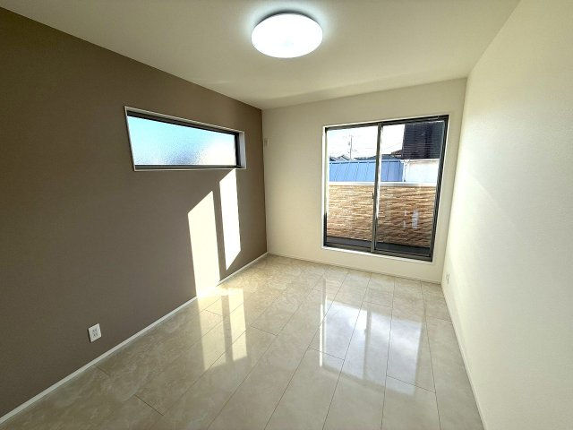 八王子市　散田町　新築未入居戸建ての子供部屋|～2階バルコニーに面している6.0帖の洋室～