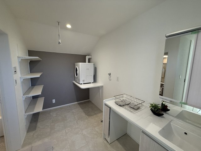 八王子市　散田町　新築未入居戸建ての脱衣所|～室内物干しも設置済　ゆとりのある広さの脱衣所です～