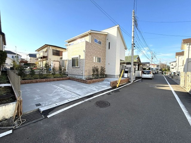八王子市　散田町　新築未入居戸建ての前面道路含む現地写真|～東側5.2ｍ公道に面しています～