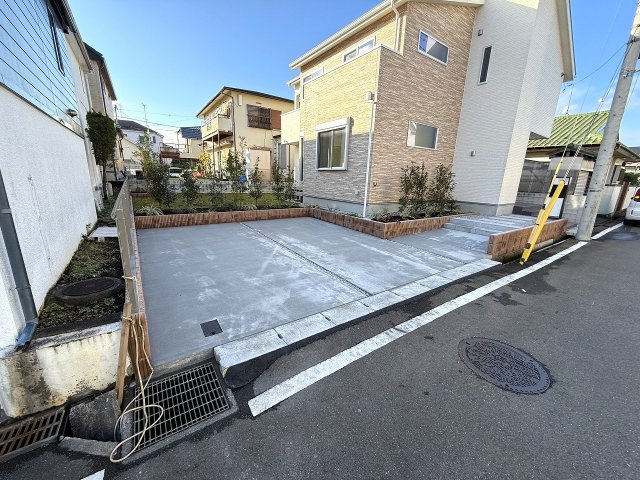 八王子市　散田町　新築未入居戸建ての駐車場|～並列2台駐車可能なカースペース～
