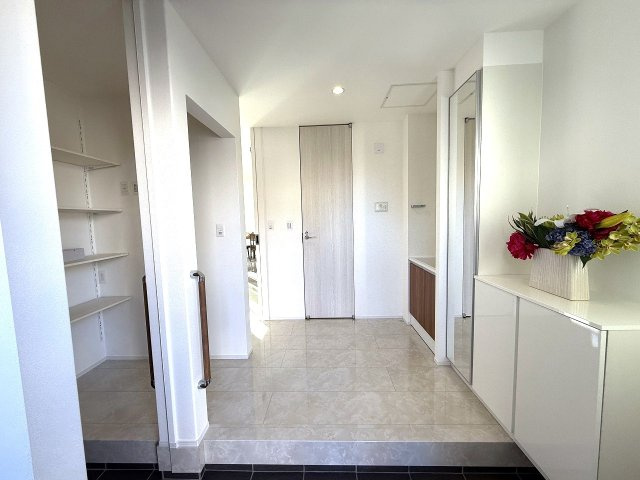 八王子市　散田町　新築未入居戸建ての玄関|～開放的な玄関ホール　ホワイト×グレージュの洗練された空間～