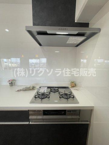 エバーグリーン門真のキッチン|三口コンロ
■物件内覧・資金計画相談・住宅ローン相談、リフォーム相談、お問合せ受付中■
※当日・翌日のご内覧、ご相談はお電話でのお問合せがスムーズです！