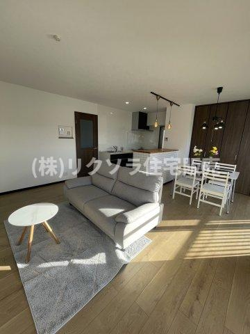 エバーグリーン門真の居間・リビング|LDK　15.0帖
■物件内覧・資金計画相談・住宅ローン相談、リフォーム相談、お問合せ受付中■
※当日・翌日のご内覧、ご相談はお電話でのお問合せがスムーズです！