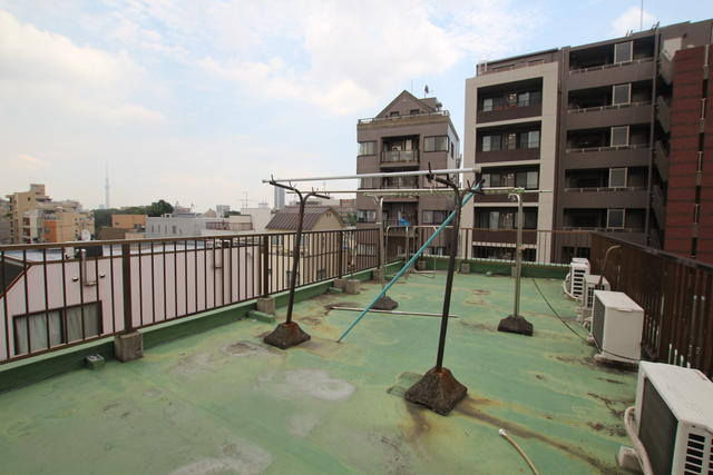 屋上に洗濯機置き場、物干しあり！