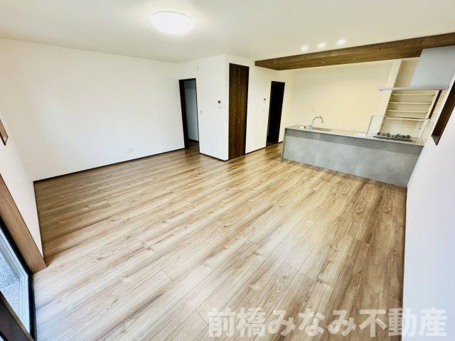 前橋市日輪寺町第1期　１号棟(全３棟)　ワイウッドコート　新築建売分譲の居間・リビング|おしゃれなリビングです