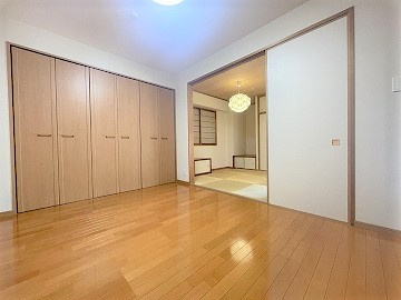 ロイヤルガーデン城西第2の洋室