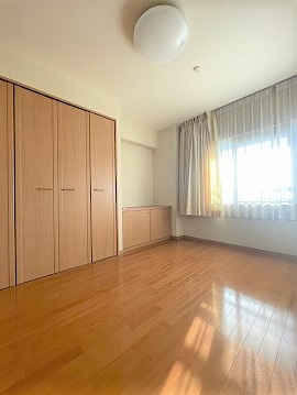 ロイヤルガーデン城西第2の洋室