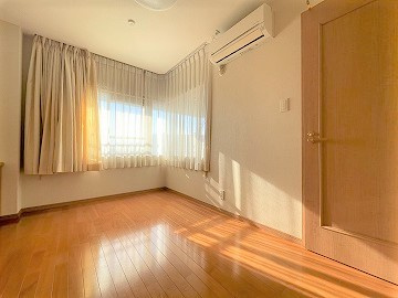 ロイヤルガーデン城西第2の洋室