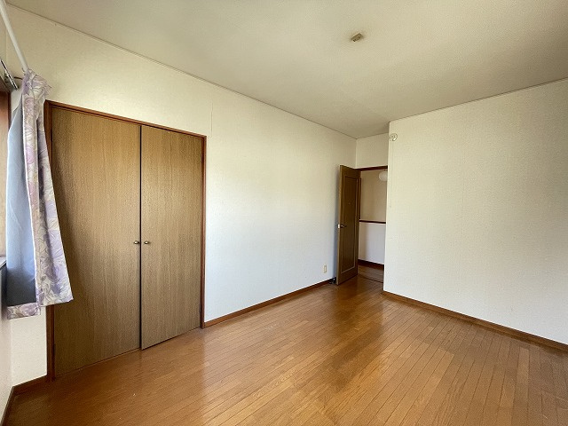 高屋高美が丘6丁目　一戸建ての洋室|2階の北側の洋室です。収納も配置されています。