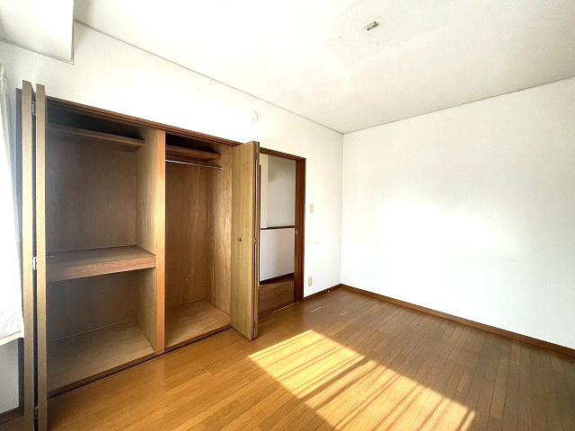 高屋高美が丘6丁目　一戸建ての洋室|陽光が差し込むバルコニー付の2階洋室です。