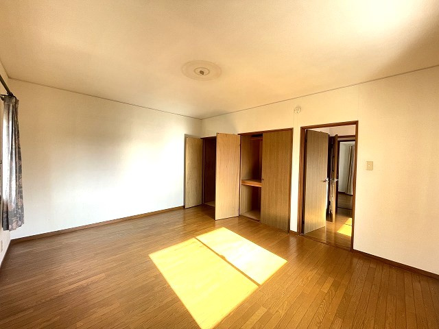 高屋高美が丘6丁目　一戸建ての洋室|大きな収納が配置された2階南西側の洋室です。