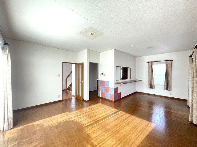 高屋高美が丘6丁目　一戸建ての居間・リビング|料理が楽しくなるカウンターキッチンです。