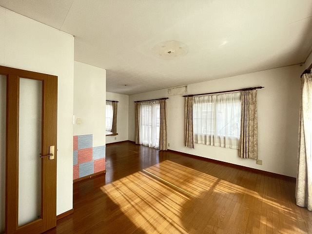 高屋高美が丘6丁目　一戸建ての居間・リビング|陽光が差し込むリビングルームです。
