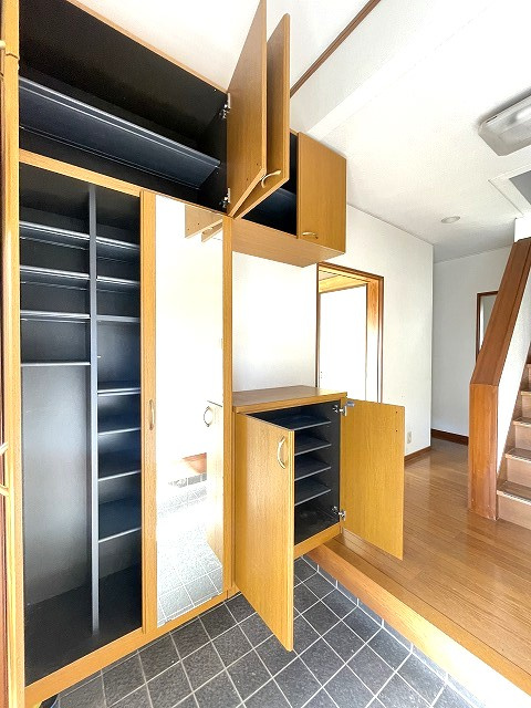 高屋高美が丘6丁目　一戸建ての玄関|使い勝手の良い収納が配置されている玄関です。