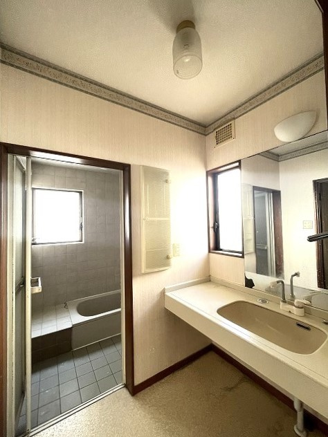 高屋高美が丘6丁目　一戸建ての浴室|浴室・洗面所です。ゆとりのある洗面所です。