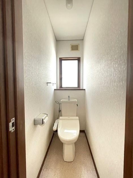 高屋高美が丘6丁目　一戸建てのトイレ|1階の落ち着いた色調のトイレです