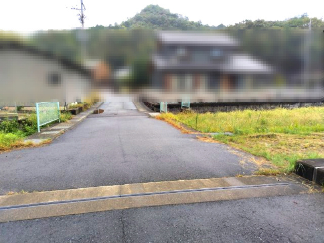 ６４２１５　岐阜市山県岩明光土地の前面道路含む現地写真