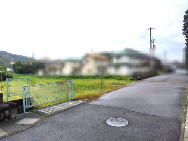 ６４２１５　岐阜市山県岩明光土地の前面道路含む現地写真