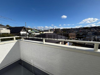 【バルコニー】 | 神戸市垂水区つつじが丘６丁目　新築戸建B号地　仲介手数料無料！ | バルコニーからの眺めを楽しみながら食事をしませんか