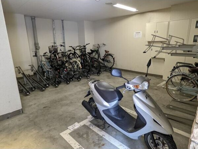 【駐車場】 | インベスト本町WEST | 駐車場があるので、車を買う予定の方も安心です