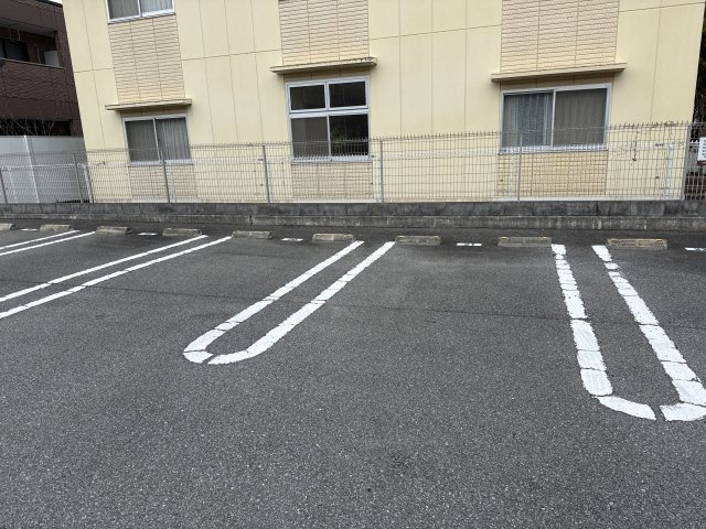 フォーリアB棟の駐車場