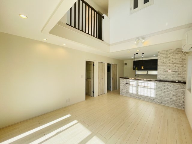 【キッチン】 | 栃木県小山市大字間々田　中古戸建 | 家族の集まるリビングは明るく開放的な空間