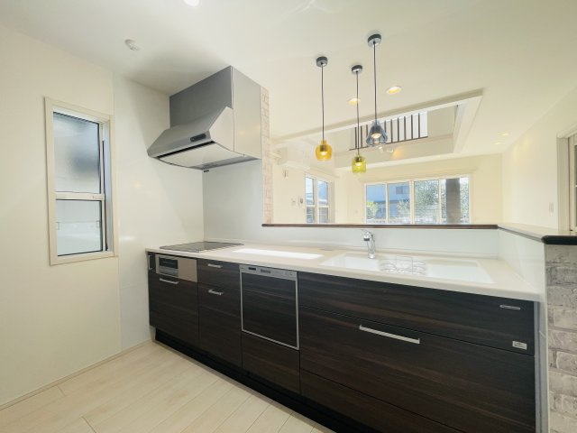 【キッチン】 | 栃木県小山市大字間々田　中古戸建 | 人造大理石のハイカウンター、食洗機つき