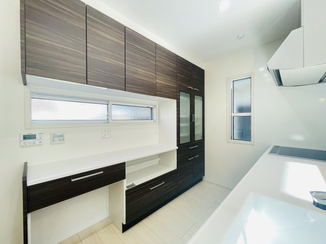 【キッチン】 | 栃木県小山市大字間々田　中古戸建 | 蒸気排出ユニット付きの大型カップボード